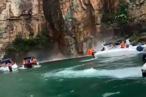 El impactante momento en el que parte de un acantilado se desprende y aplasta a tres lanchas de turistas en Brasil