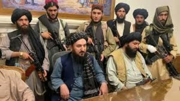 Caos en Afganistán por el terror a los talibanes: al menos cinco muertos en el aeropuerto de Kabul