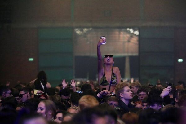 Sin mascarillas ni distancia social: una discoteca inglesa abrió por primera vez en pandemia con 3.000 personas