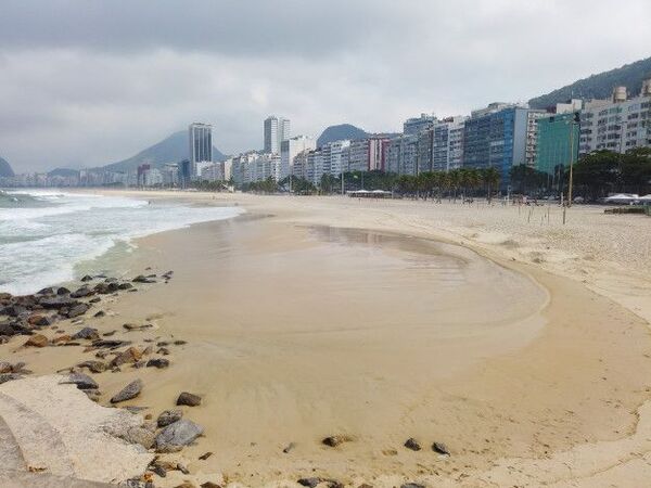 Río reabrió sus playas en medio de una tímida desaceleración de contagios en Brasil