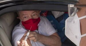 Lula recibe segunda dosis y pide a Bolsonaro "que escuche la ciencia"