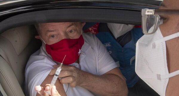 Lula recibe segunda dosis y pide a Bolsonaro "que escuche la ciencia"