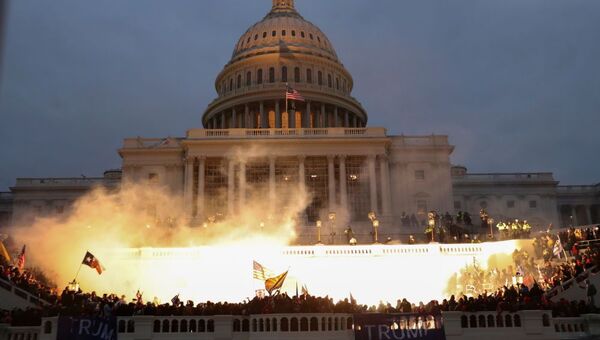 Los senadores de EEUU revivieron el horror del asalto al Capitolio en el segundo día del juicio político a Trump