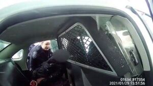 Video: Policías esposan y rocían gas pimienta a niña de 9 años en Estados Unidos