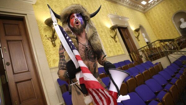 Arrestaron all manifestante que asaltó el Capitolio de EEUU disfrazado de guerrero sioux