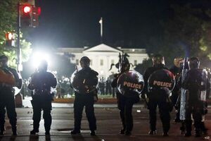 Protestas llegaron frente a la Casa Blanca y Trump se escondió en el búnker