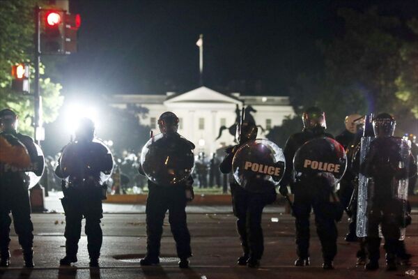 Protestas llegaron frente a la Casa Blanca y Trump se escondió en el búnker