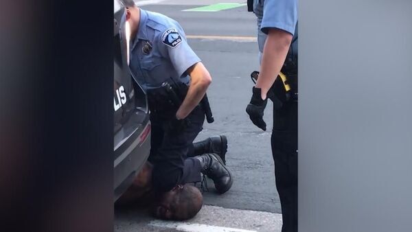 Un manifestante y un policía muertos en disturbios por asesinato racista en Estados Unidos