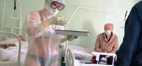 Enfermera rusa atendió pacientes en ropa interior por falta de equipos y fue suspendida