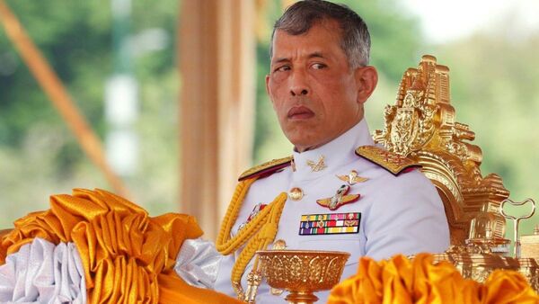 Genio o loco?. Rey de Tailandia se encierra con sus 20 concubinas en un lujoso hotel de Alemania