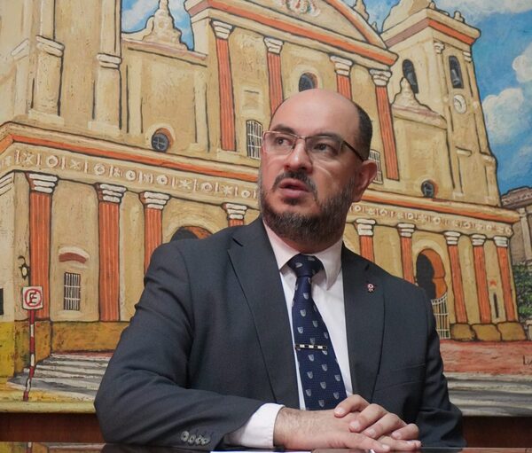 “Si un ministro firma una resolución estando fuera del país, sin duda, la resolución es nula”