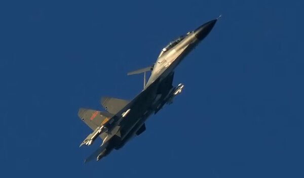 Sube la tensión: China desplegó 20 aviones y drones alrededor de Taiwán tras venta de misiles de EE. UU.