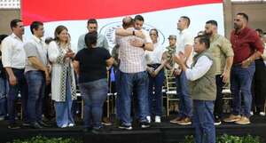 Santiago Peña entregó título de propiedad a la emblemática comunidad de Marina Cué
