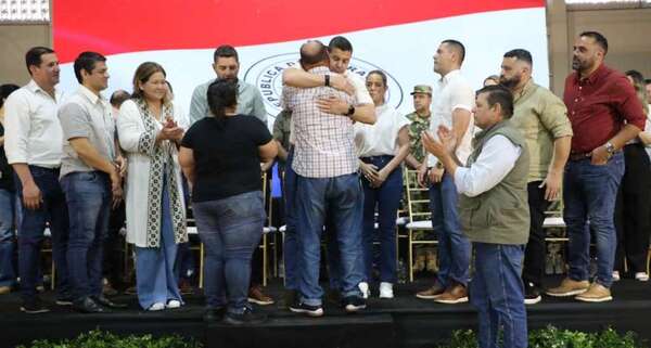 Santiago Peña entregó título de propiedad a la emblemática comunidad de Marina Cué