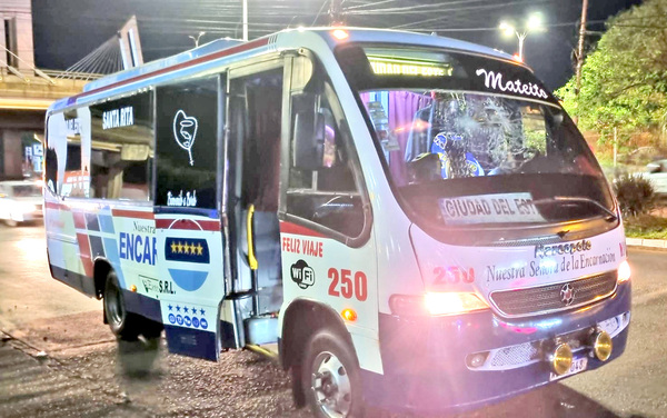 Pasajero ebrio golpea a chofer y causa destrozos dentro de bus porque no lo bajaron donde quería - La Clave