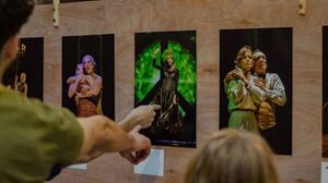 Prosigue la muestra “Teatrografías”, de Dani González, en Casa “Edda de los Ríos”