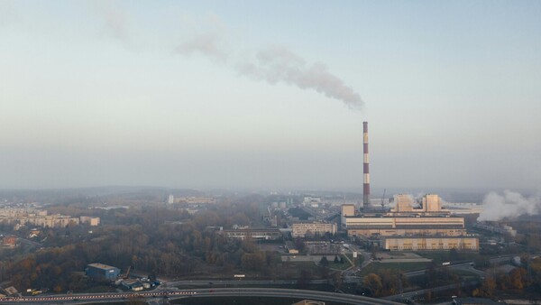 Niveles de CO2 siguen subiendo y "nos condenan a años de subida de temperaturas"