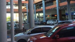 Locutora, víctima de tortoleros en shopping de Asunción: Se llevaron G. 7 millones de su camioneta