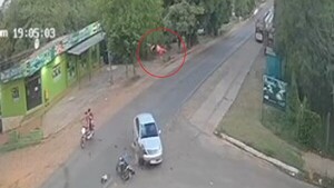 Video: Motociclista chocó contra un auto y voló varios metros por los aires