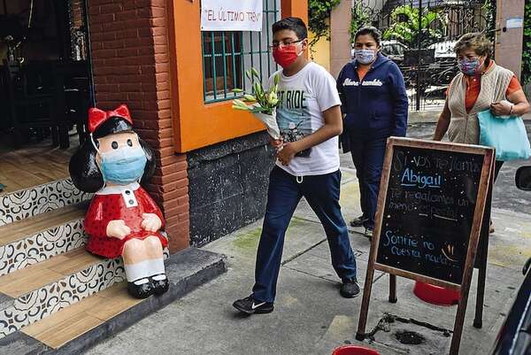 Una escultura de Mafalda en Madrid recuerda que Quino “fue feliz” en la capital española - Viajes - ABC Color