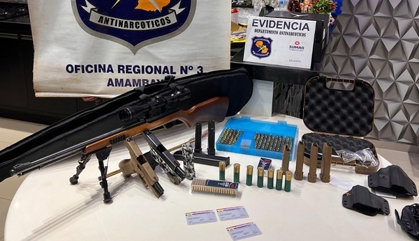 Policía allana vivienda e incauta armas y otros objetos