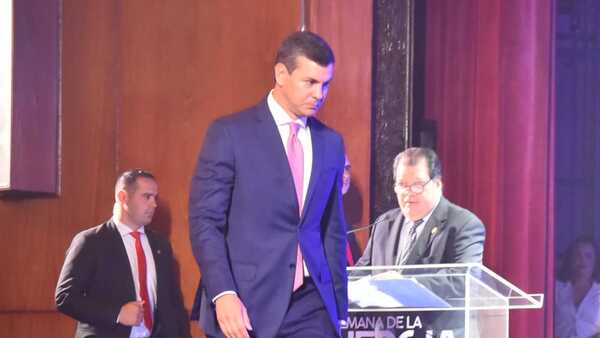 Santiago Peña confía en que alza del dólar no incida en meta de inflación de Paraguay