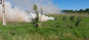 Bomberos Voluntarios de Encarnación controlan incendio de pastizal en Cambyretá