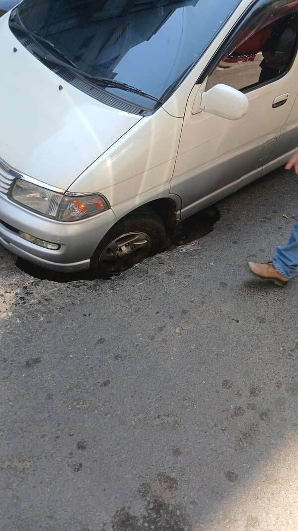 Se hundió el asfalto en una calle de Asunción y un vehículo cayó frente a la oficina del MOPC - Nacionales - ABC Color