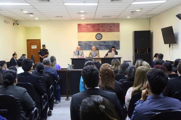 Alumnos de Derecho de la UNA visitaron el Palacio de Justicia de Asunción