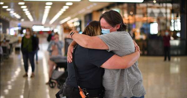 La Nación / Aeropuerto limita a solo 3 minutos los abrazos de despedida