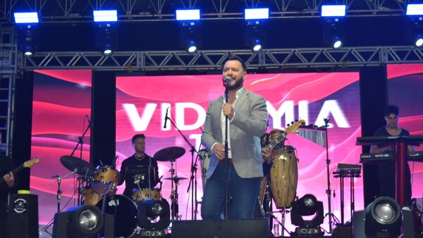 Lucas Sugo cantó guaranias en el Festival de la Raza de Villarrica