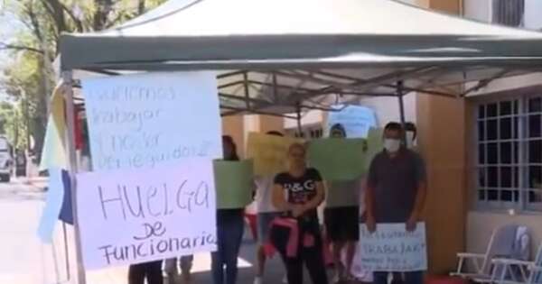 Diario HOY | Funcionarios despedidos de la muni de Lambaré impulsan huelga de hambre
