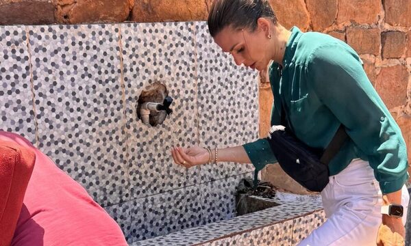Jazmín Rojas visitó el Tupasy Ykua y mojó su rodilla con su agua milagrosa