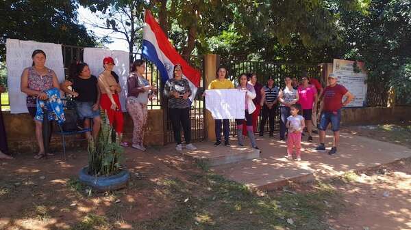 Padres se manifiestan para reclamar rubros para docentes en Santa Rosa, Misiones - Nacionales - ABC Color
