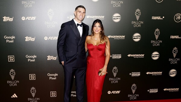 'Dibu' Martínez repite como premio Yashin al mejor portero del año