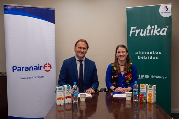 Frutika y Paranair sellan alianza para servicio de jugos en vuelos | Análisis Macro | 5Días