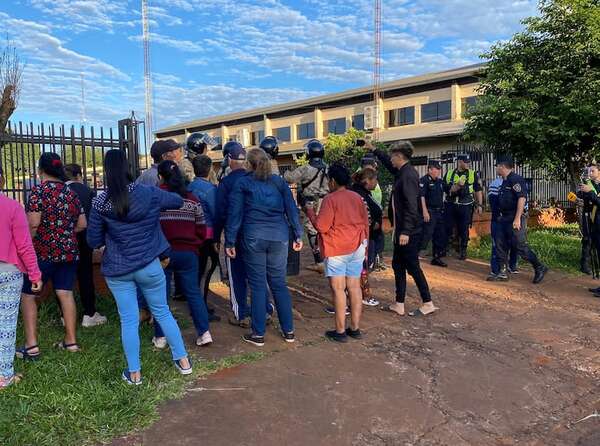 Pobladores de Jesús se manifestaron contra intendente imputado por lesión de confianza - Nacionales - ABC Color