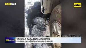 Microcentro: vehículo cayó a enorme cráter tras colapso de una cañería - ABC Noticias - ABC Color