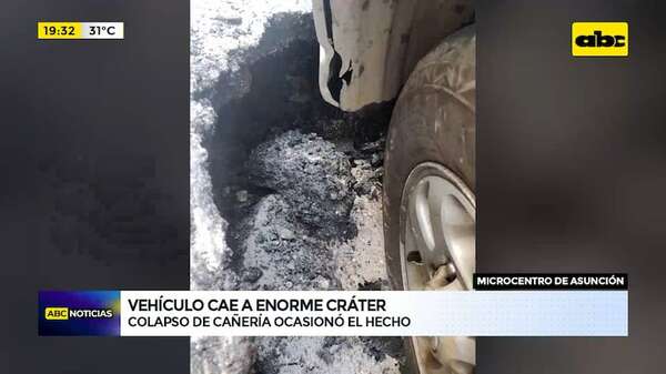 Microcentro: vehículo cayó a enorme cráter tras colapso de una cañería - ABC Noticias - ABC Color