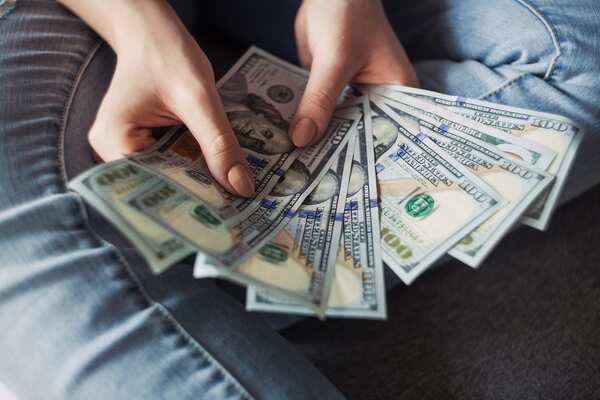 Inusual demanda de dólares de bolivianos incide en la tendencia alcista de la moneda | Índices y Cotizaciones | 5Días