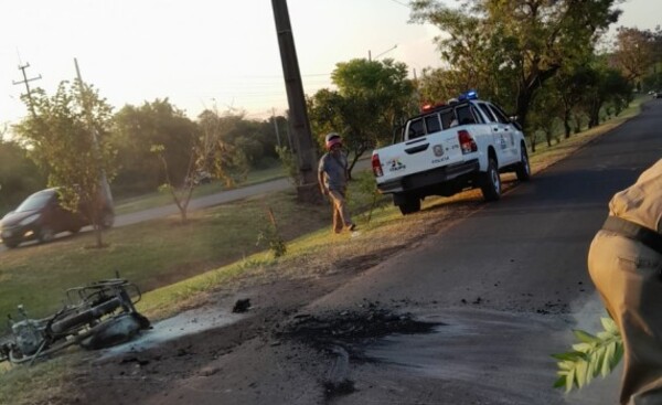 Motocicleta se incendia y su conductor sufre lesiones