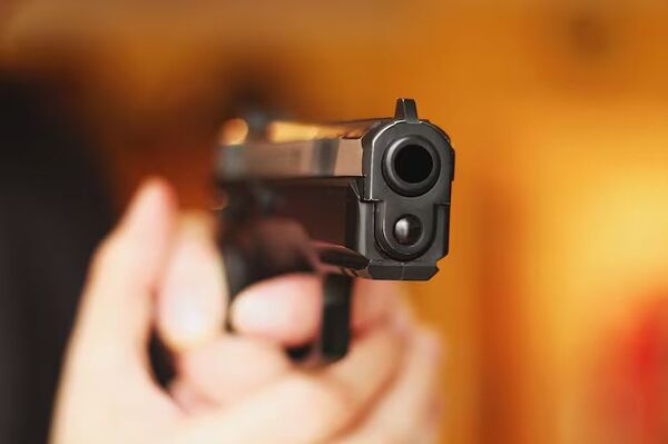 Mondaha disfrazados de polis asaltan un dineral en el Este del país