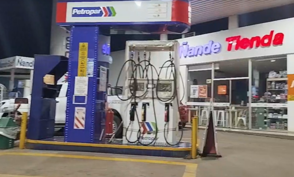 Turba de asaltantes irrumpe en estación de servicios y se lleva dinero y arma del guardia
