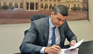 Santiago Peña promulga ley de pensión para adultos mayores: “Merecen vivir con dignidad”