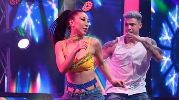 Bruna Wan abrió la noche con polémica incluida