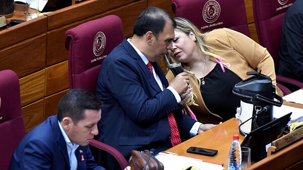 Legisladores van tras millonario seguro y cupos para combustible