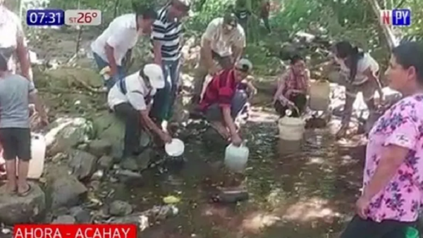 Pobladores de Acahay no tienen agua y se abastecen en arroyo que se está secando