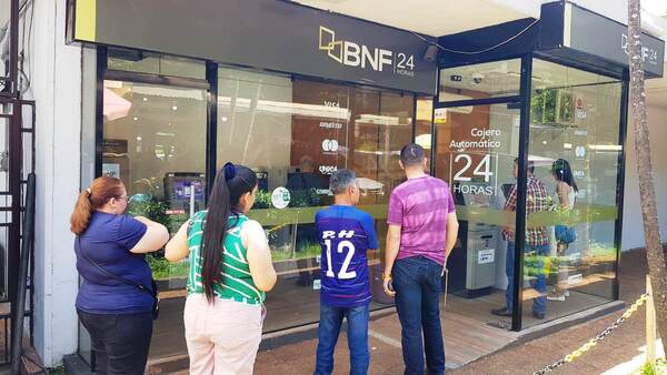 Usuarios del BNF disponen de solo 23 cajeros automáticos en Alto Paraná - La Clave