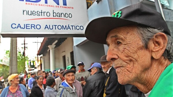 Promulgan la Ley de pensión para ancianos pero solo 5.000 podrán ser incorporados este año