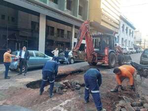AUDIO: Bache en Asunción: Desde Municipalidad responsabilizan a ESSAP por hundimiento de pavimento - La Primera Mañana - ABC Color